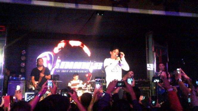 Group Band Ungu saat manggung di Semarang.