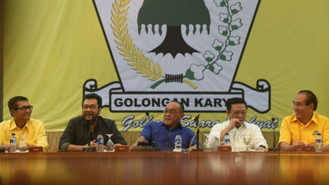Ketua Umum Partai Golkar Aburizal Bakrie bersama sejumlah petinggi Golkar, Jumat (19/2/2016)