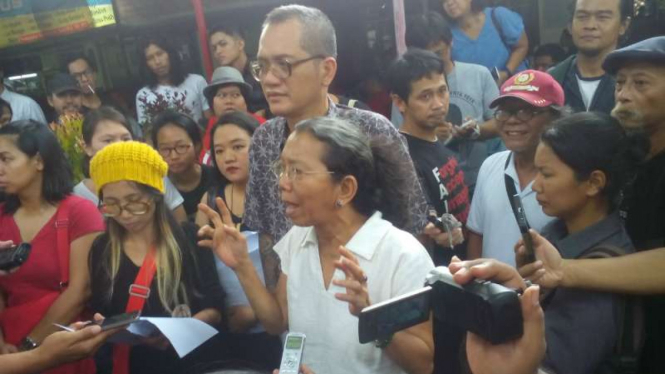 Penyelenggara Festival Belok Kiri menyampaikan protes usai dibubarkan paksa oleh polisi di TIM, Sabtu (27/2/2016)