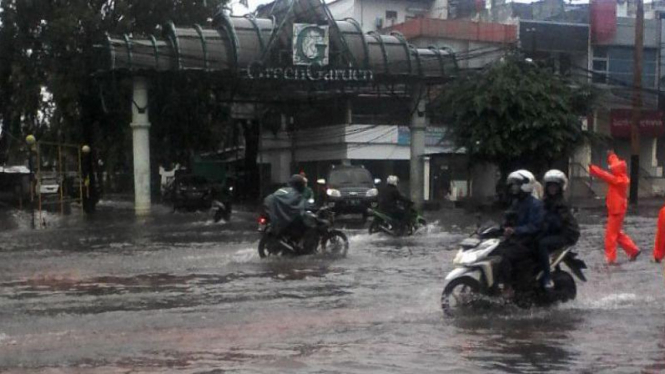 Ilustrasi berkendara ketika banjir.