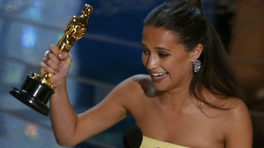 Alicia Vikander menerima piala Oscar