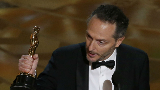 Emmanuel Lubezki menerima penghargaan untuk kategori Best Cinematography lewat film The Revenant di ajang Academy Awards ke-88.