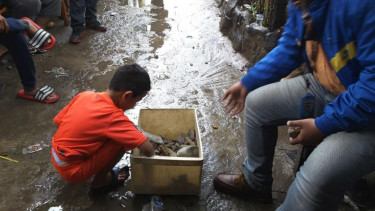 Warga beri batu akik kepada awak media 