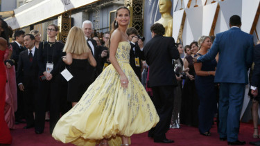 Alicia Vikander di karpet merah Academy Awards ke-88