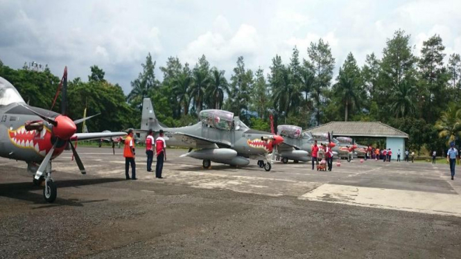 Pesawat Super Tucano dari Brasil tiba di Hanggar Skadron 21 Lanud Abdurahman Saleh, Malang, Senin, 29 Februari 2016.