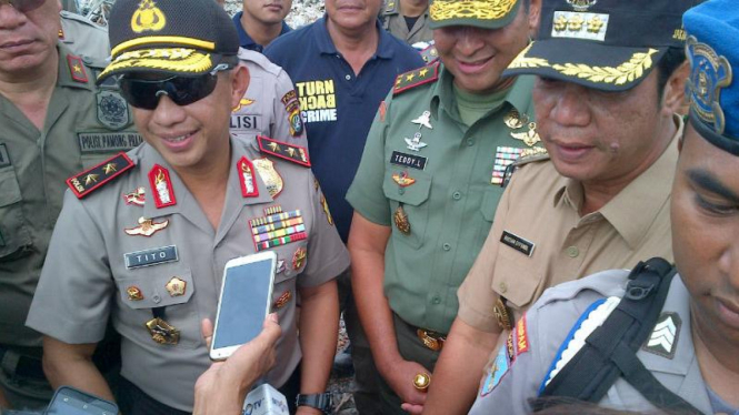Kapolda Metro Jaya Irjen Pol Tito Karnavian (kiri)