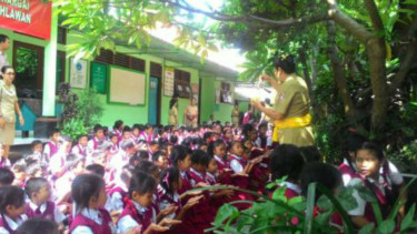 Teman sekolah Engeline menggelar doa bersama sebelum pembacaan putusan oleh hakim.