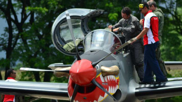 Pesawat Super Tucano yang tiba di Lanud Abdulrachman Saleh Malang, Senin (29/2/2016)
