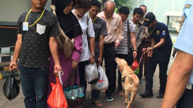 Pemeriksaan pengunjung lapas