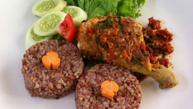 Ayam penyet nasi merah