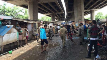 Penggusuran bangunan kolong tol