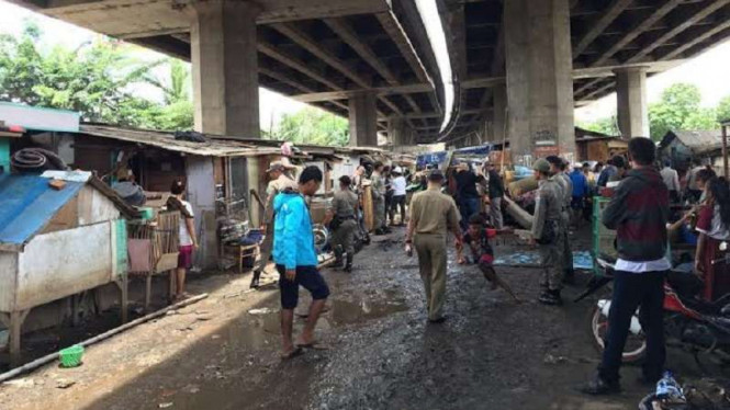 Penggusuran bangunan kolong tol