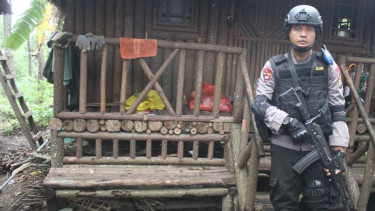 Kepolisian berjaga di makam keramat usai penangkapan dua terduga teroris
