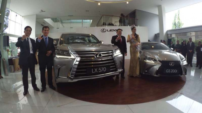Lexus LX 570 dan GS 200t terbaru.