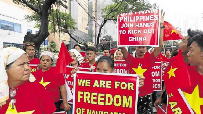 Warga Vietnam protes atas pendudukan China di Laut China Selatan. 