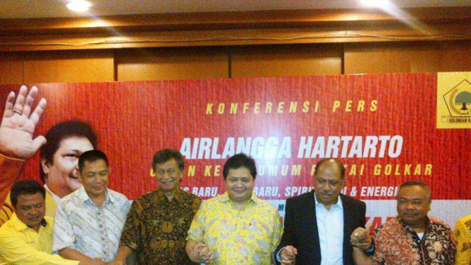 Airlangga Hartanto (tengah)