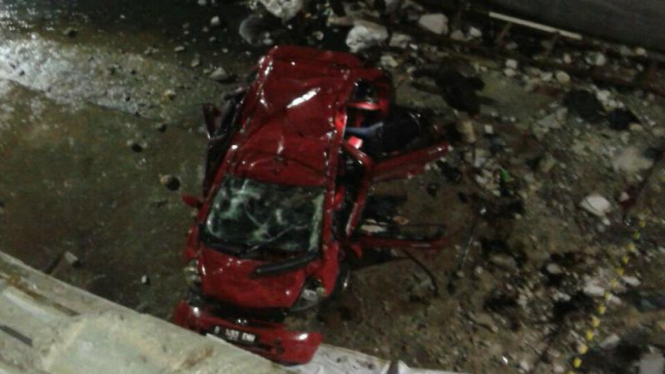 Mobil Honda Jazz ringsek setelah menabrak pembatas Mal Depok Town Square (Detos) dan terjun setinggi 9,8 meter.