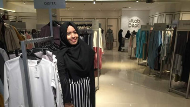 Desainer Anggita Rangkuti dengan koleksi busana muslimnya.