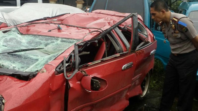 Honda Jazz Terjun dari Detos.