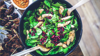 Topping Ini Bikin Salad Jadi Tak Sehat