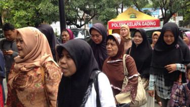 Rombongan Ibu Pengajian yang datang ke Polsek Kelapa Gading.