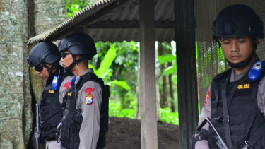 Aparat melakukan pemeriksaan di makam Setyo Setuhu, Kecamatan Wajak, Kabupaten Malang, Jawa Timur, pada Selasa, 1 Maret 2016.