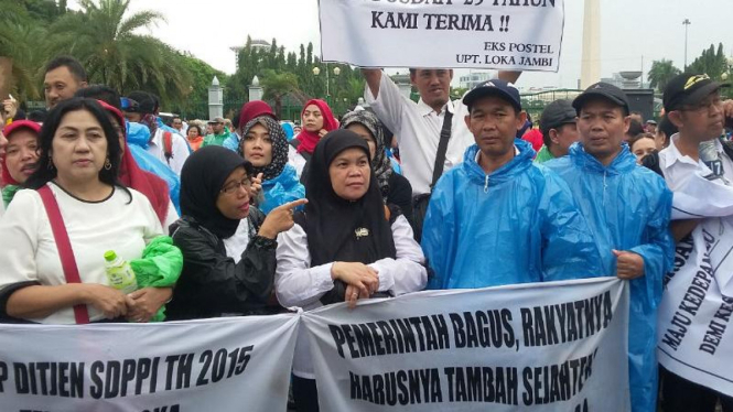 PNS Eks Ditjen Postel demo di depan Istana Negara
