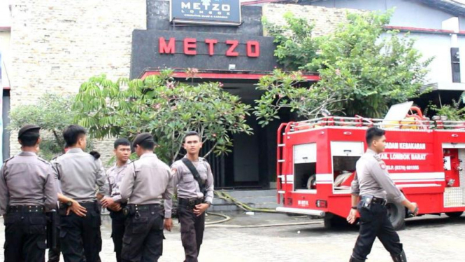 Pub dan Karaoke Metzo di kawasan wisata Lombok Barat, NTB, terbakar.
