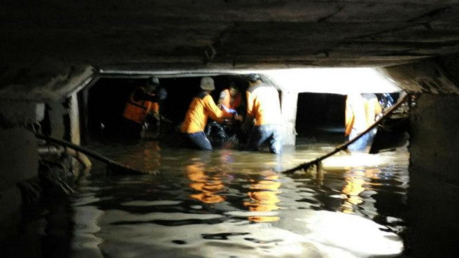 Petugas membersihkan sampah kabel di Jalan Medan Merdeka, Jakarta.
