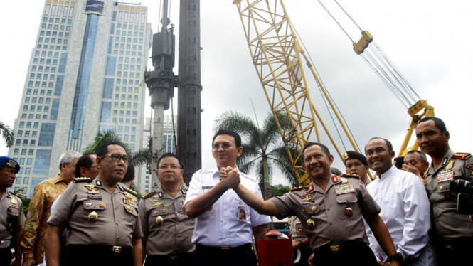 Tito Karnavian bersama Basuki Tjahaja Purnama (Ahok) saat Ground Breaking pembangunan Gedung Parkir Polda Metro Jaya di Jakarta, Selasa (2/3/2016).