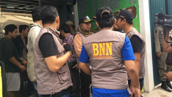 Petugas gabungan BNN meggerebek narkoba. Foto ilustrasi.