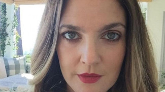 Drew Barrymore Tak Punya Banyak Waktu Merias Wajah
