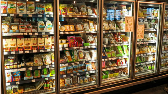 Makanan kemasan dalam lemari pendingin supermarket.