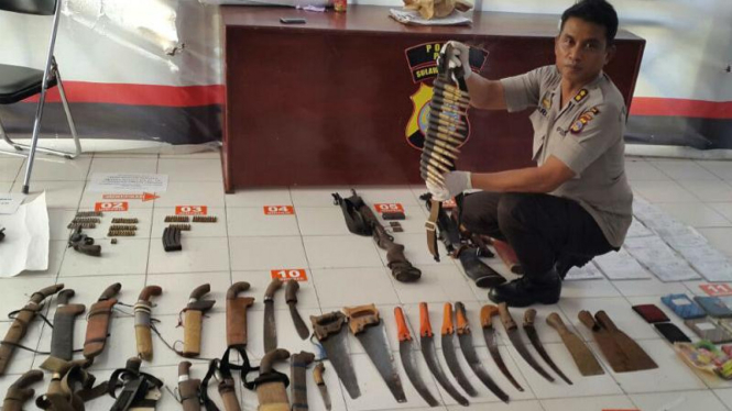 Barang bukti senjata yang berhasil direbut polisi dan TNI dari kelompok Santoso.