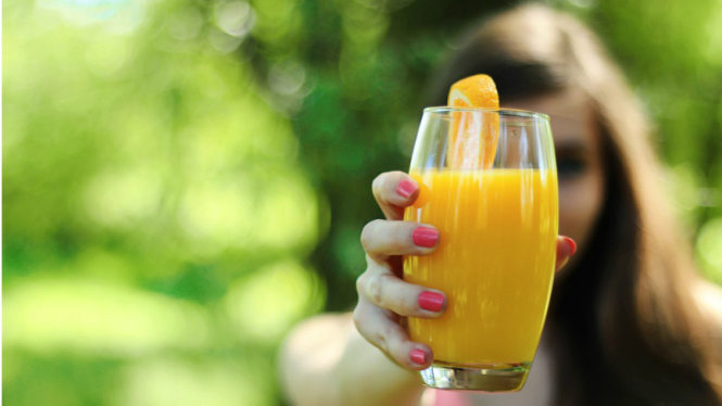 Ilustrasi smoothie/jus buah.