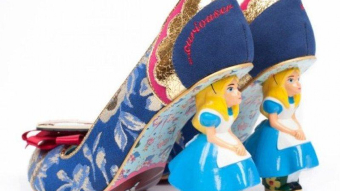  Sepatu bertema Alice in Wonderland