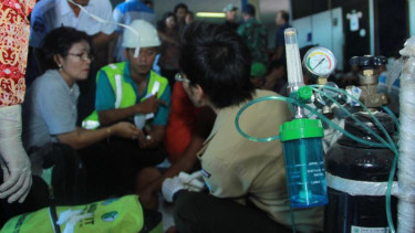 Korban tenggelamnya Kapal Rafelia 2 mendapat perawatan