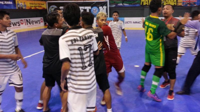 Keributan dalam pertandingan seri III Pro Liga Futsal 2016 di Mataram.