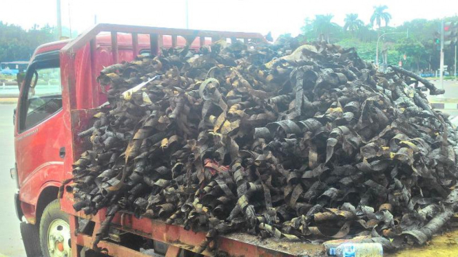 Kulit kabel yang menyumbat gorong-gorong  di Jalan Merdeka Selatan.