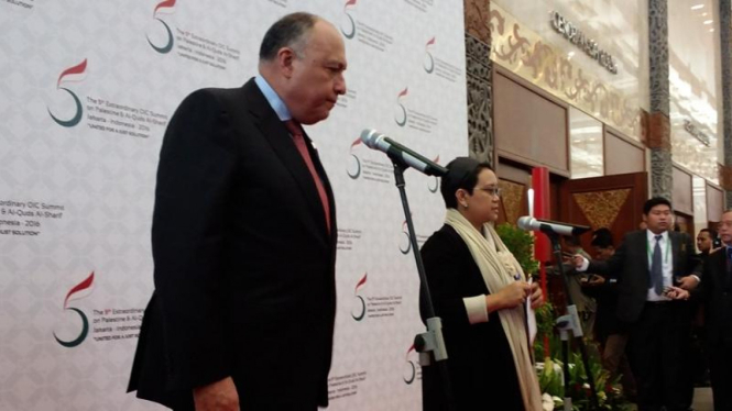 Menlu Mesir Sameh Soukry (kiri) bersama Menlu RI Retno Marsudi (kanan).