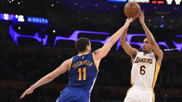 Jordan Clarkson (kanan), saat masih membela LA Lakers.
