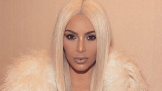 Kim Kardashian dan gaun tembus pandang