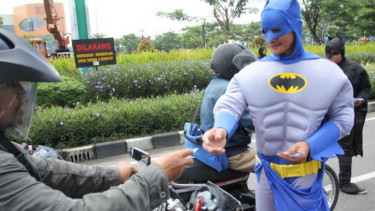 Superhero di Solo bagikan pamflet terkait gerhana matahari, Senin 7 Maret 2016.