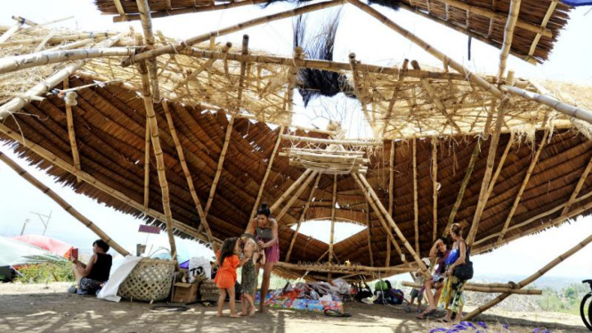 Sejumlah turis bermain dengan anaknya di lokasi Eclipse Festival 2016 di Perbukitan Ngata Baru, Palu, Sulawesi Tengah, Senin (7/3/2016)