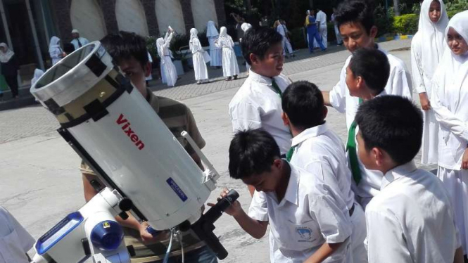 Pelajar SMP Islam Al Azhar 13 Surabaya belajar mengamati gerhana matahari total lewat teleskop, Senin (7/3/2016)
