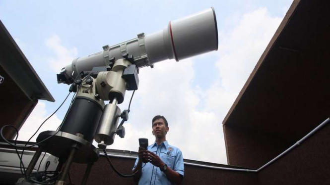 Petugas melakukan uji coba peralatan teleskop yang akan digunakan untuk mengamati gerhana matahari (GMT) di Observatorium Ilmu Falak Universitas Muhammadiyah Sumatera Utara, Medan, Sumut, Senin (7/3)
