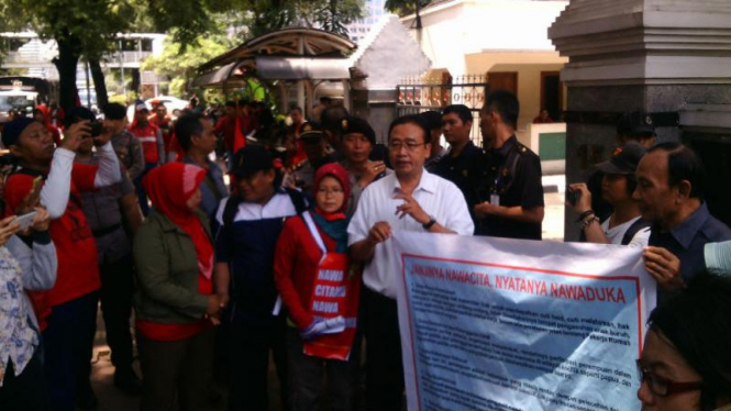 Unjuk rasa memperingati Hari Perempuan Internasional di Depan Kementerian Pemberdayaan Perempuan dan Perlindungan Anak, Selasa 8 Maret 2016.
