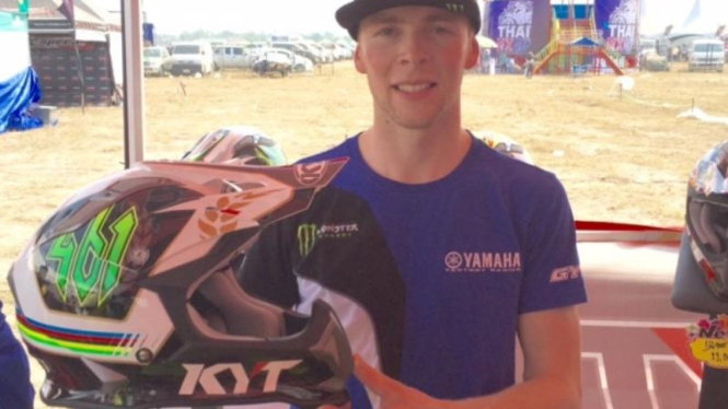 Romain Febvre bersama helm andalan KYT Strike Eagle.