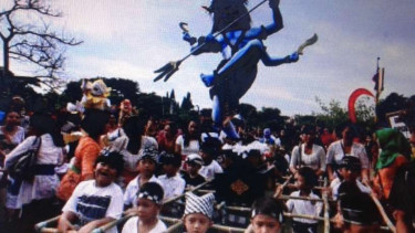 Persiapan pengarakan ogoh-ogoh di Bali (8/3/2016)