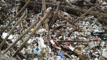 Sampah di Rawajati